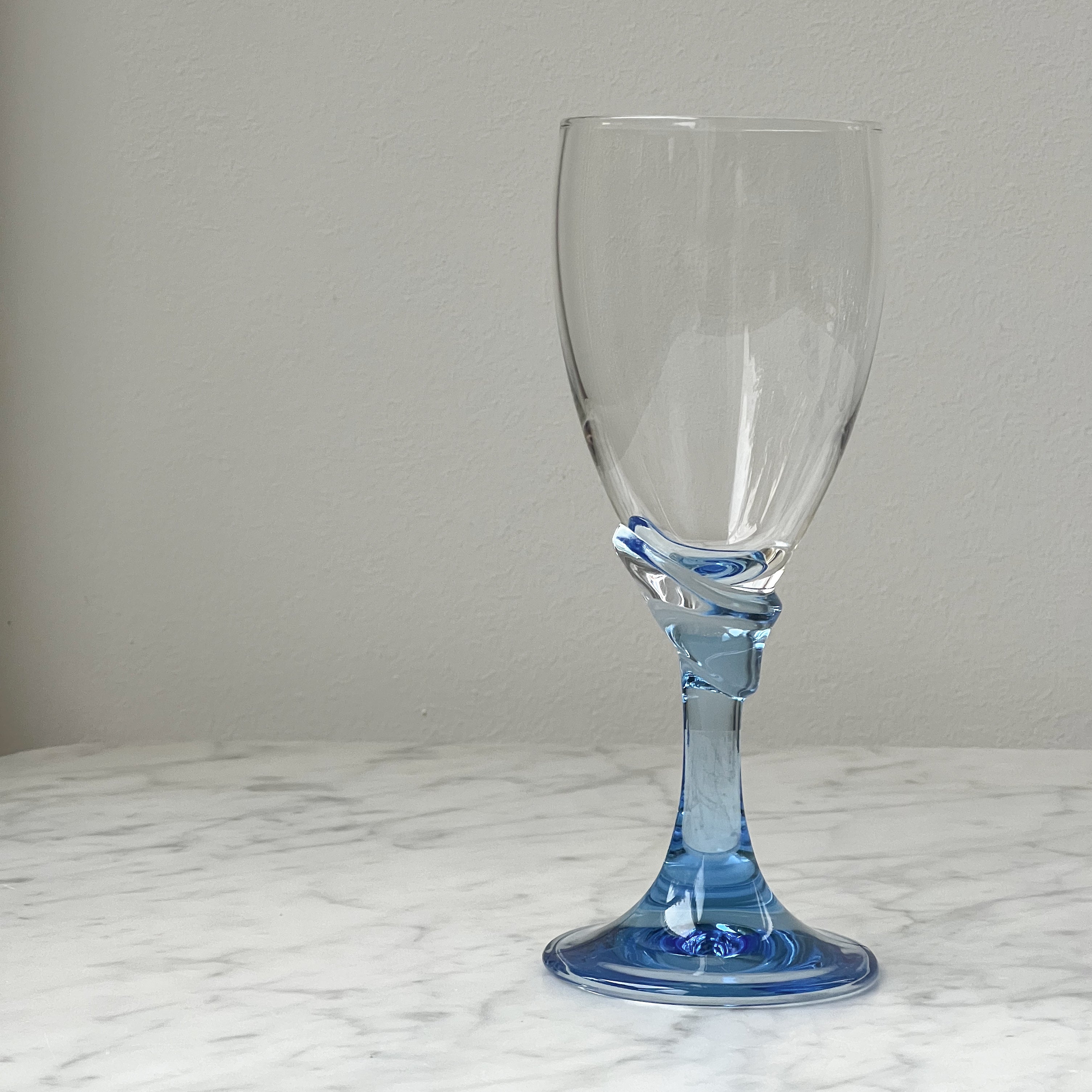Wavy Blue Stem Wine Glasses (6x)